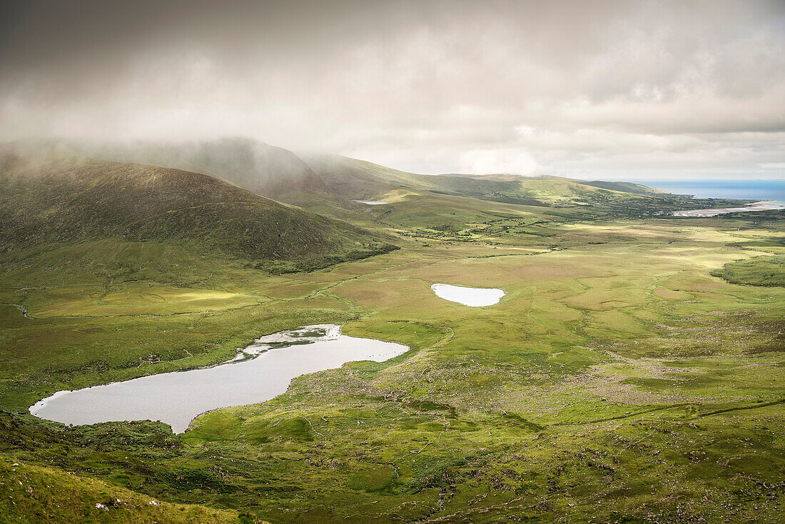 Blick in die südliche Bucht vom Connor Pass, Dingle Halbinsel, Grafschaft Kerry, Irland, Wild Atlantic Way, Europa