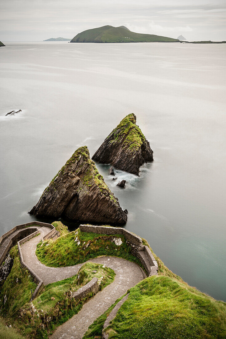 steiler geschwungener Weg zum Dunquin Hafen (Fährhafen zu den Skellig Islands), Dingle Halbinsel, Slea Head Drive, Grafschaft Kerry, Irland, Wild Atlantic Way, Europa