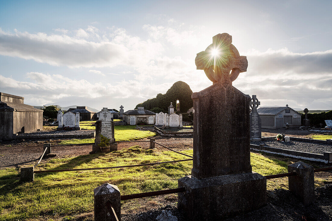 Friedhof mit keltischen Kreuzen im Gegenlicht, Castlegregory, Dingle Halbinsel, Slea Head Drive, Grafschaft Kerry, Irland, Wild Atlantic Way, Europa