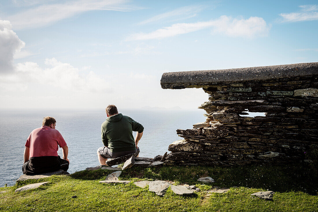 zwei Wanderer machen Pause am Bray Head, Bruff, Valentia Insel, Grafschaft Kerry, Irland, Wild Atlantic Way, Europa