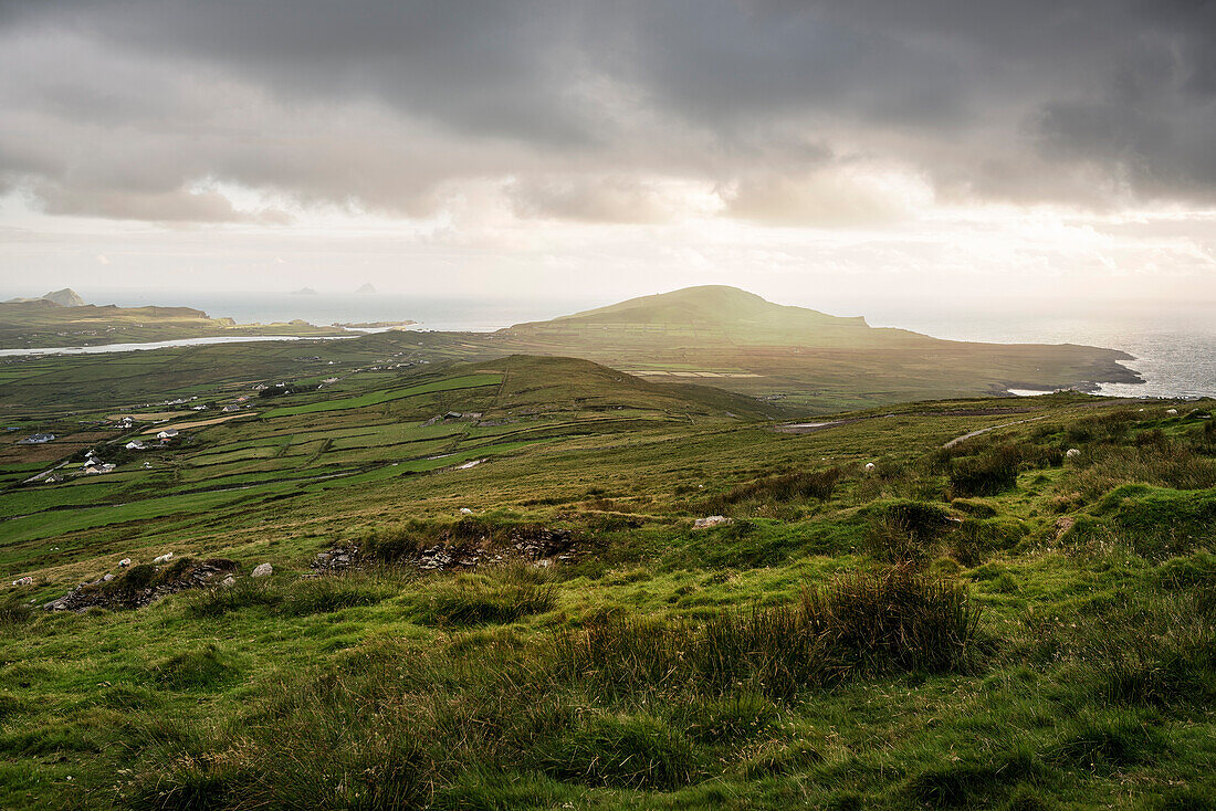 Blick vom Geokaun mountain zu den Skellig Inseln und Bray Head, Bruff, Valentia Insel, Grafschaft Kerry, Irland, Wild Atlantic Way, Europa