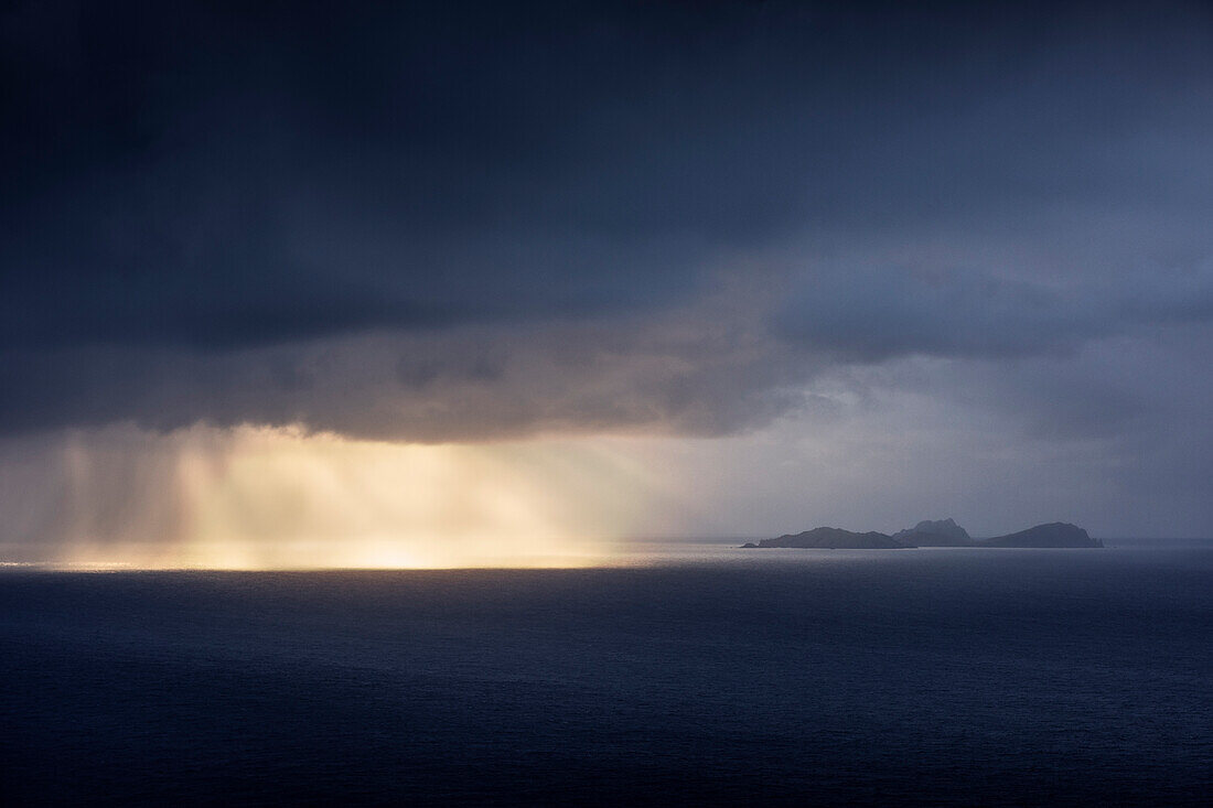 dramatische Gewitter Lichtstimmung zieht über das Meer vorbei an den Blasket Inseln, Geokaun mountain, Valentia Insel, Grafschaft Kerry, Irland, Wild Atlantic Way, Europa