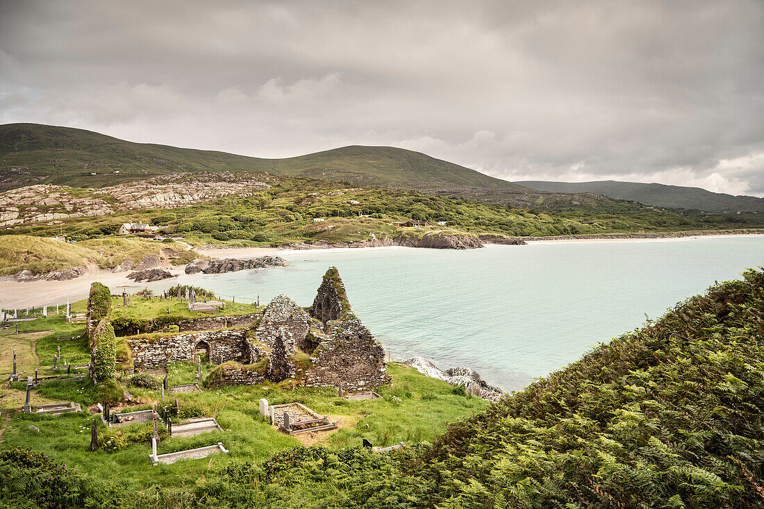 Blick auf das zerfallene Kloster Derrynane an Traumstrand, Abbey Insel, Grafschaft Kerry, Irland, Ring of Kerry, Wild Atlantic Way, Europa