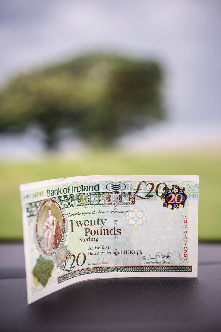 zwanzig Pfund Geldschein im Auto nach Grenzübertritt, Nordirland, Vereinigtes Königreich Großbritannien, UK, Europa