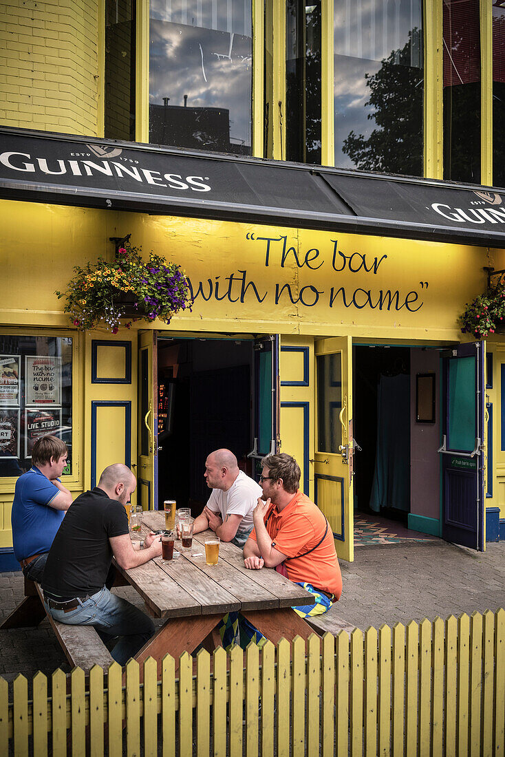 Bar szene vor the bar with no name, Belfast, Nordirland, Vereinigtes Königreich Großbritannien, UK, Europa