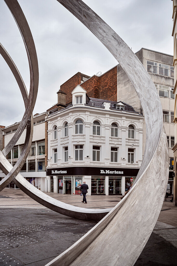 Mann im Anzug läuft durch Altstadt, künstlerische Skulptur im Vordergrund, Belfast, Nordirland, Vereinigtes Königreich Großbritannien, UK, Europa