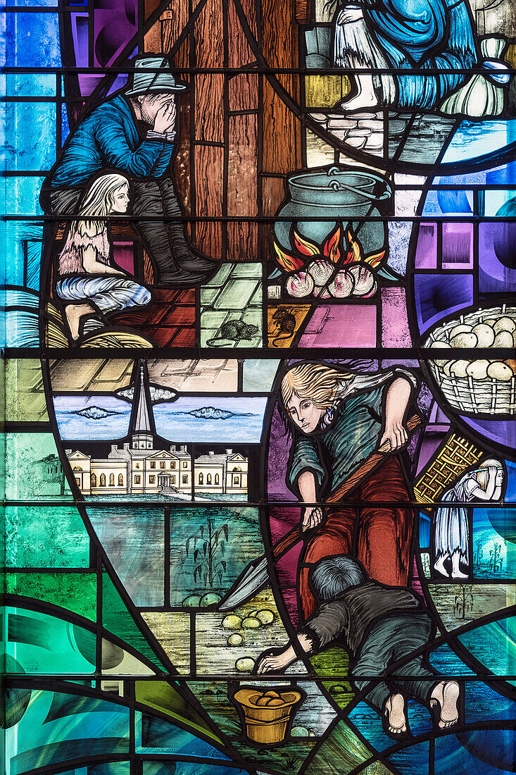 bunte Fensterglas Scheiben erzählen die Geschichte vergangener Hungersnöte, Stadtverwaltung Rathaus von Belfast, Nordirland, Vereinigtes Königreich Großbritannien, UK, Europa