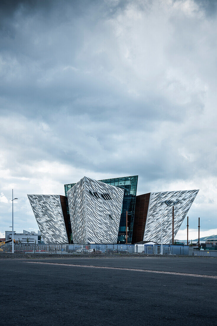 moderne Architektur des Schifffahrtsmuseum Titanic City, Belfast, Nordirland, Vereinigtes Königreich Großbritannien, UK, Europa