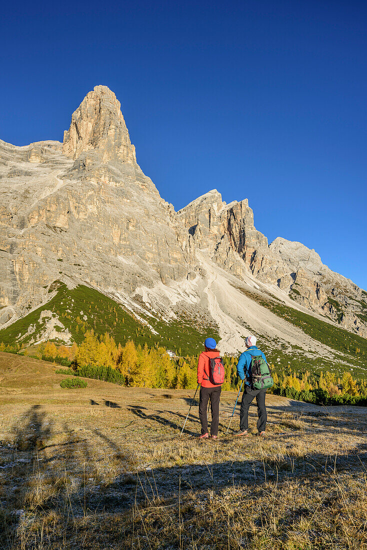 Mann und Frau blicken auf Monte Pelmo, Monte Pelmo, Dolomiten, UNESCO Welterbe Dolomiten, Venetien, Italien