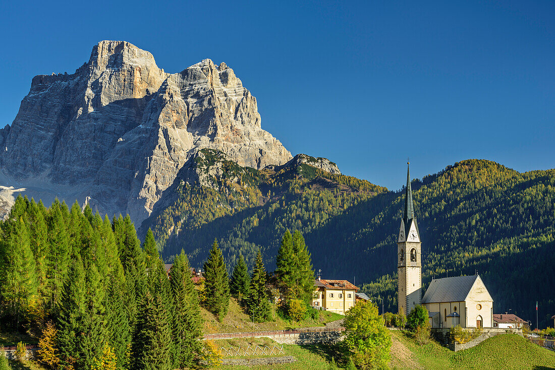 Kirche von Selva di Cadore mit Monte Pelmo, Dolomiten, UNESCO Welterbe Dolomiten, Venetien, Italien