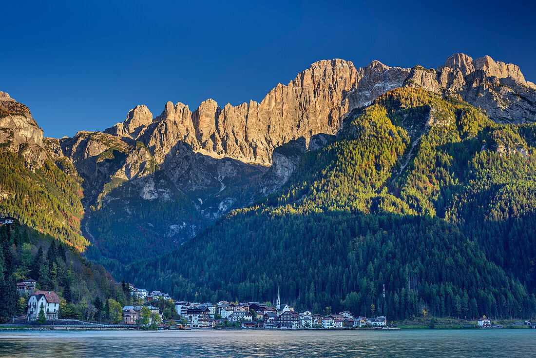 Alleghe and Civetta at lake Lago di Alleghe, Lago di Alleghe, Dolomites, UNESCO World Heritage Site Dolomites, Venetia, Italy