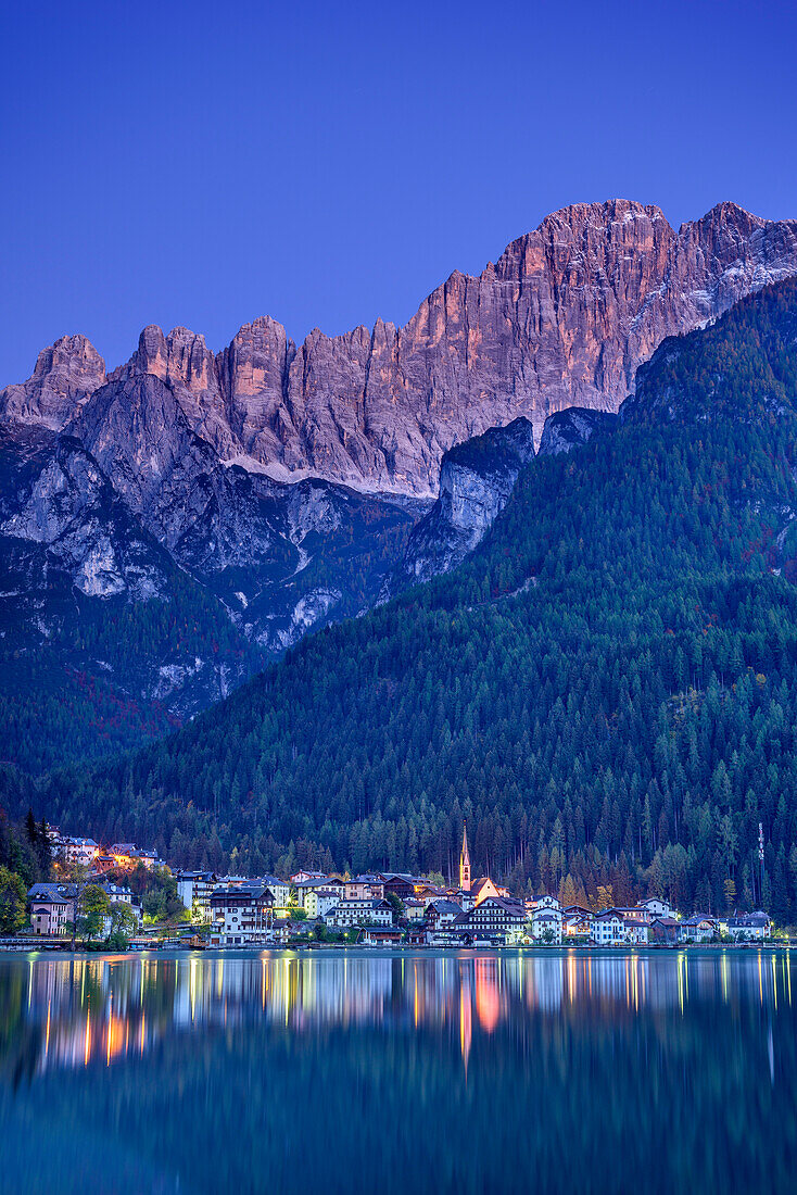 Alleghe und Civetta spiegeln sich bei Nacht in Lago di Alleghe, Lago di Alleghe, Dolomiten, UNESCO Welterbe Dolomiten, Venetien, Italien