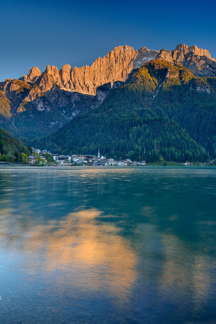 Alleghe und Civetta spiegeln sich in Lago di Alleghe, Lago di Alleghe, Dolomiten, UNESCO Welterbe Dolomiten, Venetien, Italien