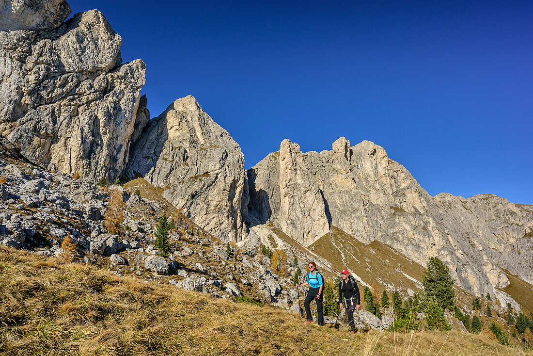 Mann und Frau beim Wandern steigen zum Col di Lana auf, Col di Lana, Dolomiten, UNESCO Welterbe Dolomiten, Venetien, Italien