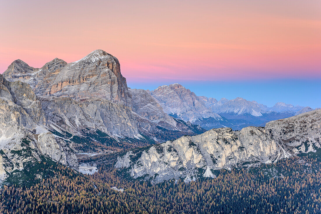 Passo Falzarego mit Tofanen und Monte Cristallo im Dämmerungslicht, vom Col di Lana, Dolomiten, UNESCO Welterbe Dolomiten, Venetien, Italien