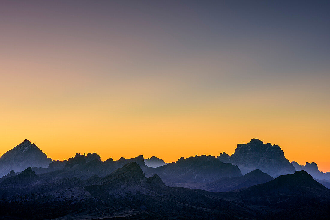 Antelao und Monte Pelmo vor Morgenhimmel, vom Ciampac, Dolomiten, UNESCO Welterbe Dolomiten, Venetien, Italien