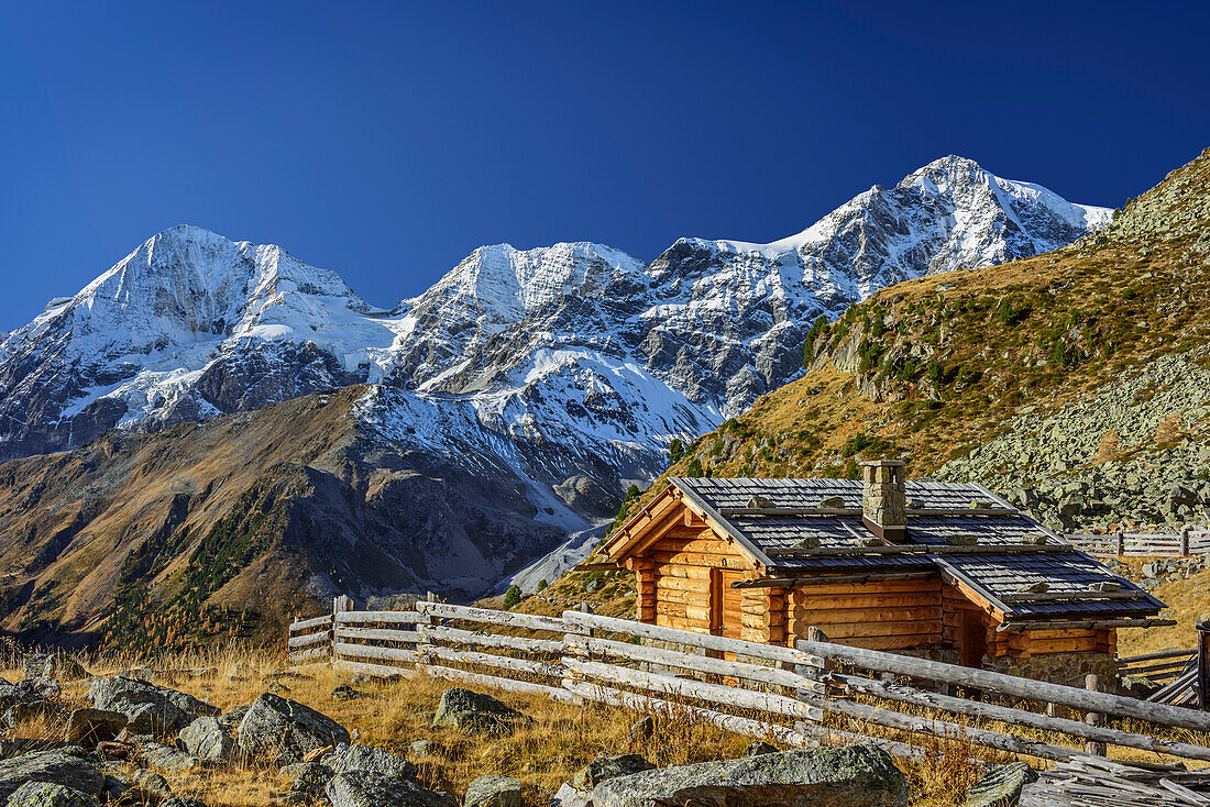 Almhütte vor Königsspitze, Zebru und Ortler im Alpenglühen, Sulden, Ortlergruppe, Südtirol, Italien