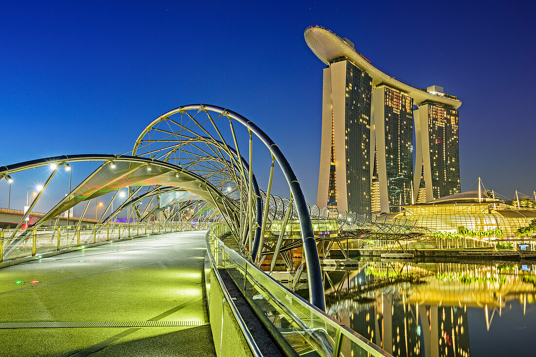 Beleuchtete Helixbridge mit Marina Bay Sands, Marina Bay, Singapur
