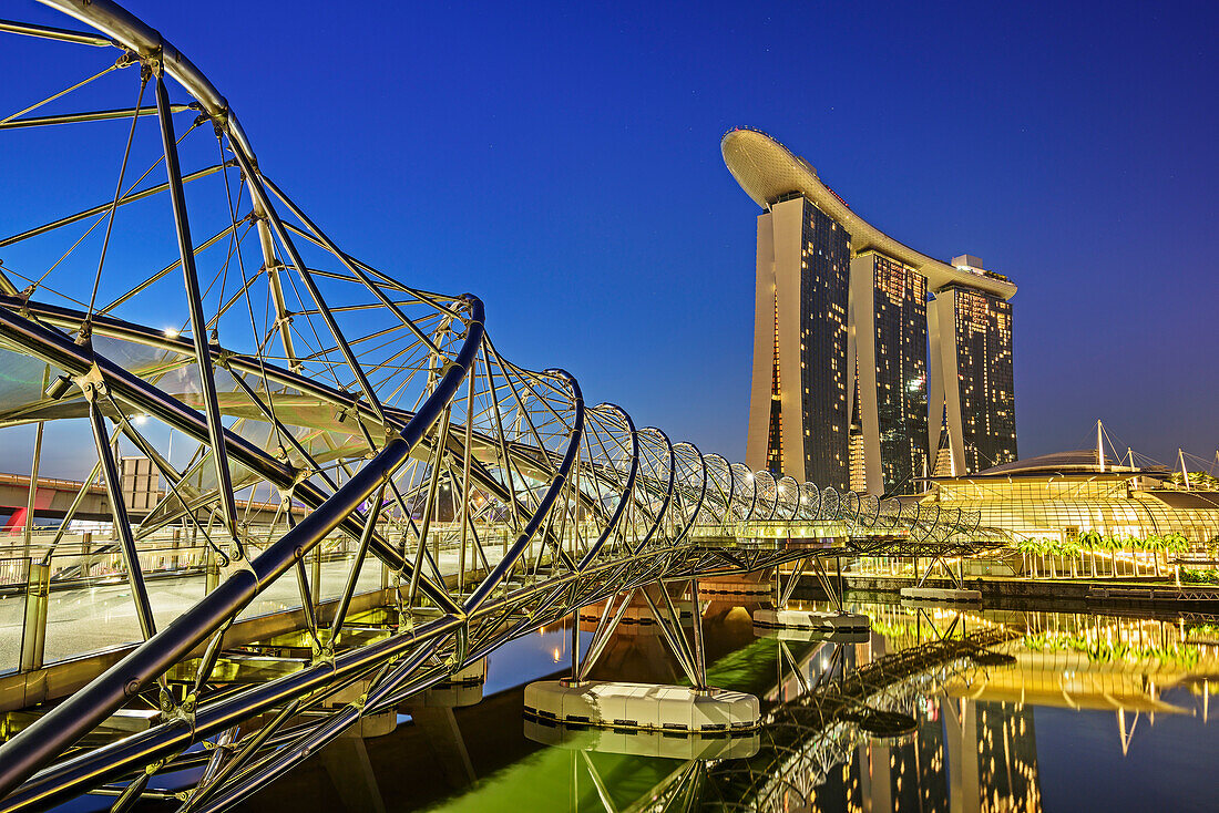 Beleuchtete Helixbridge mit Marina Bay Sands, Marina Bay, Singapur