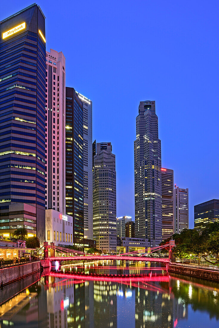 Beleuchtete Cavenagh Bridge mit Bankenviertel, Marina Bay, Singapur