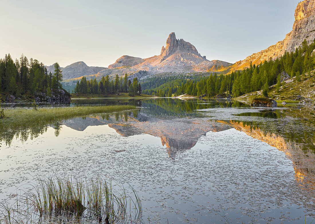 Lago di Federa, Becco di Mezzodì, Croda da Lago, Venetien, Italien