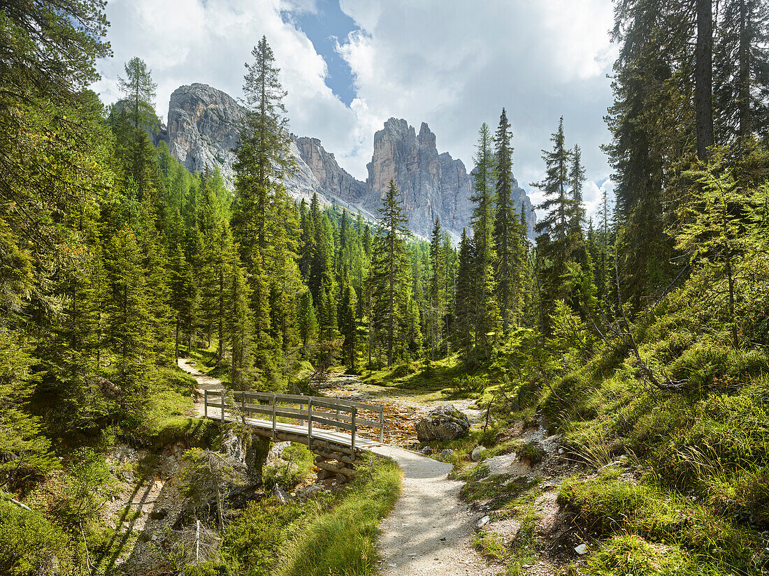 Cima Ambrizzola, Brücke, Wanderweg zum Lago Federa, Passo di Giau, Venetien, Italien