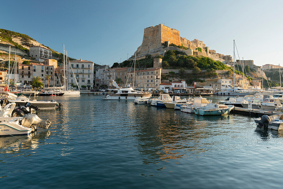Hafen und Zitadelle von Bonifacio, Département Corse du Sud, Korsika, Frankreich