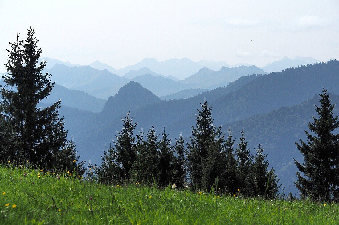 Blick von der Neureuther Alm über Tegernsee gen Westen, Bayern, Deutschland