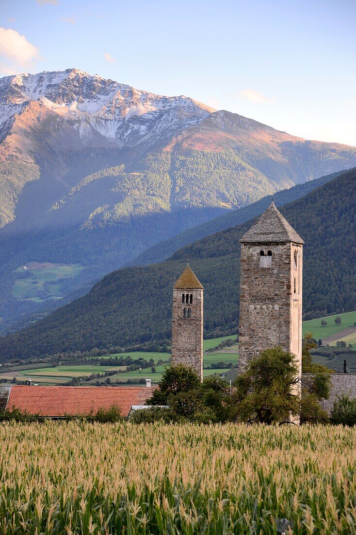 Türme in Mals mit Ortlergruppe, Vinschgau, Südtirol, Italien