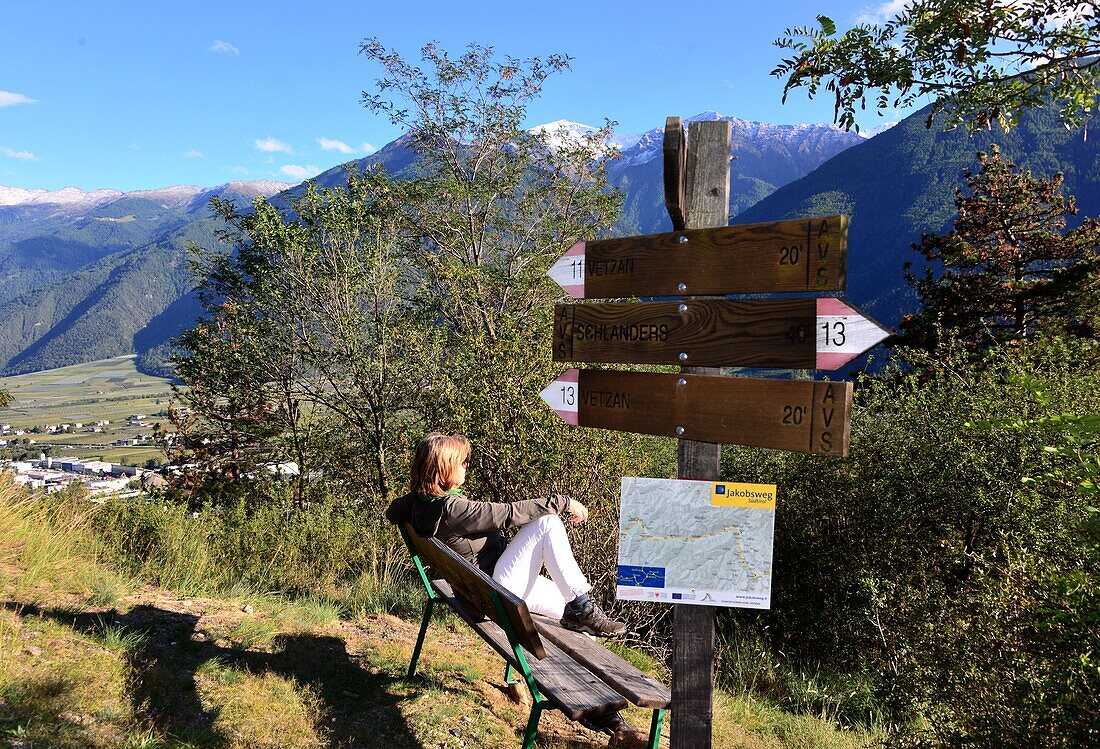 Frau auf Bank, Wandern bei Latsch, Vinschgau, Südtirol, Italien
