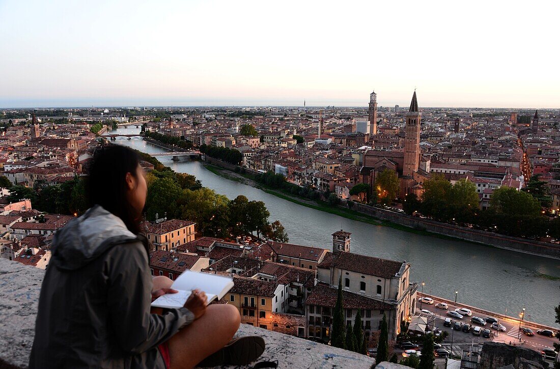 Junge Frau auf Balustrade, Blick vom Castel San Pietro auf die Altstadt und den Fluss Etsch, Verona, Veneto, Italien