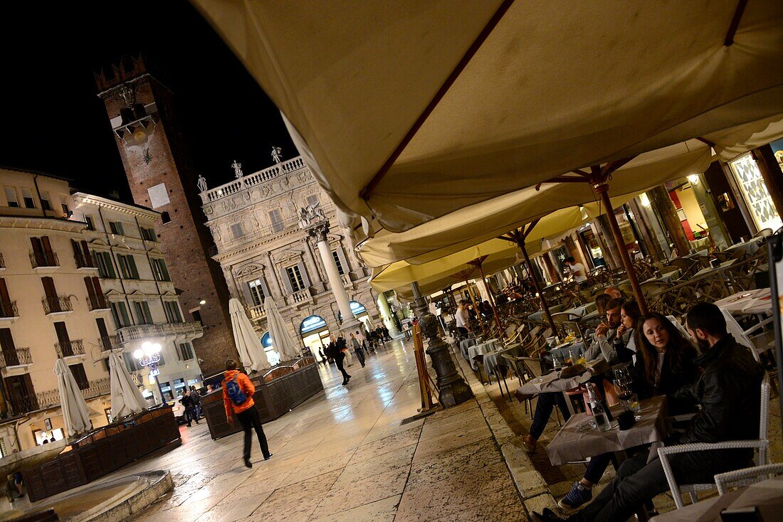 Piazza delle Erbe mit Café, Verona, Veneto, Italien