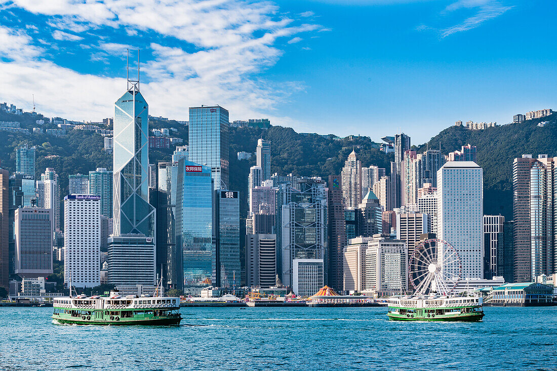 Die Skyline von Hongkong Island mit dem Hausberg The Peak und den Fähren der Star Ferry Linie, Hongkong, China, Asien