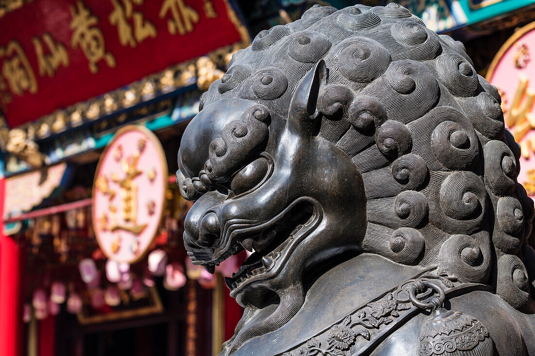 Eine Drachenfigur in der taoistischen Tempelanlage Wong Tai Sin Tempel in Kowloon, Hongkong, China, Asien