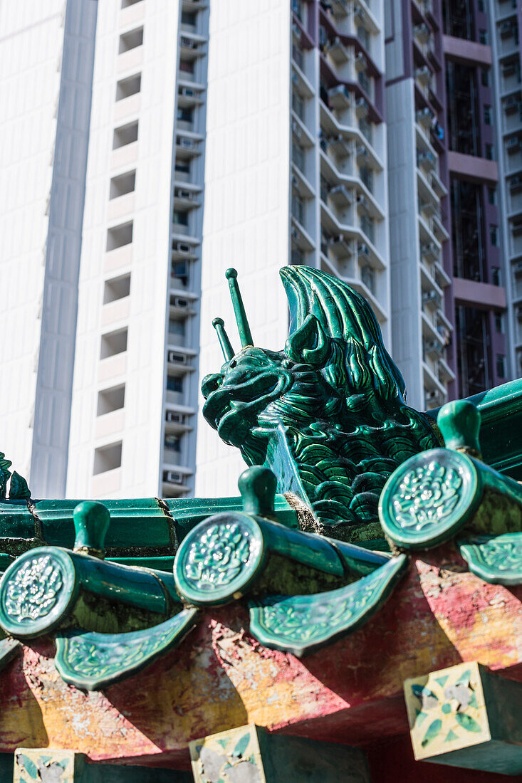 Eine Drachenfigur auf dem Dach der taoistischen Tempelanlage Wong Tai Sin Tempel in Kowloon, Hongkong, China, Asien