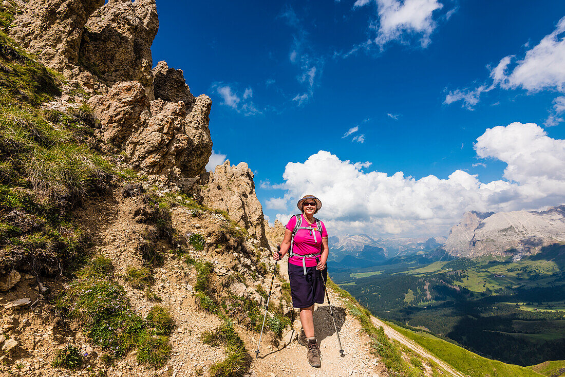 Wanderin nach Erklimmen der Rosszahnscharte mit Blick auf die Seiser Alm und den Berg Plattkofel, Seis, Südtirol, Alto Adige, Italien