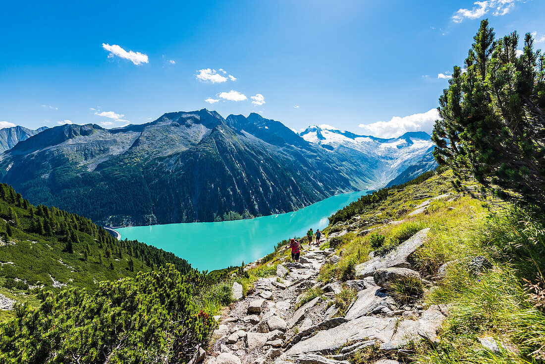 Hikers in the Zillertal Alps with the Schlegeisspeicher reservoir, Ginzling, Zillertal, Tirol, Austria