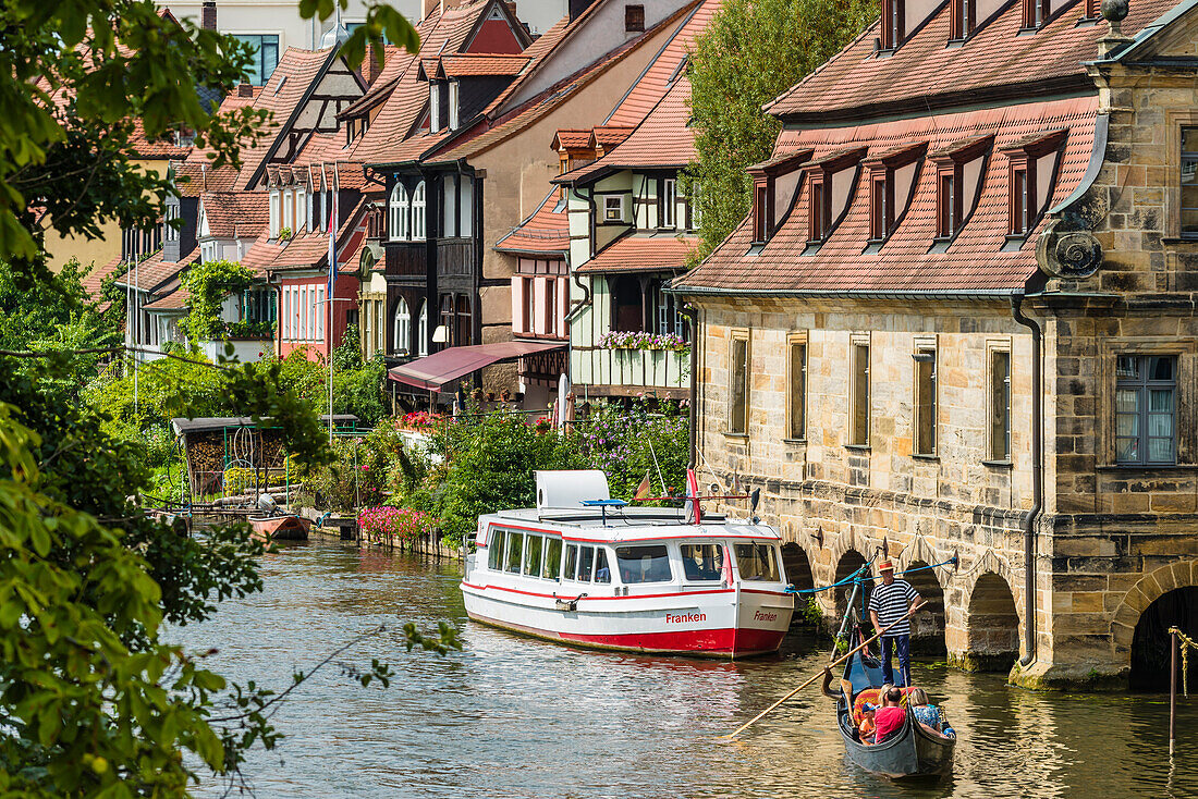 Blick von der Unteren Brücke auf den Fluß Linker Regnitzarm mit einem Gondoliere und der Häuserzeile Am Kranen, Bamberg, Bayern, Deutschland