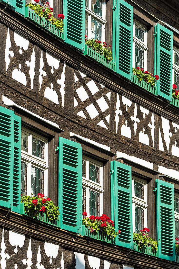 Eine Hausfassade mit Fachwerk und Fensterläden in der historischen Altstadt, Bamberg, Bayern, Deutschland