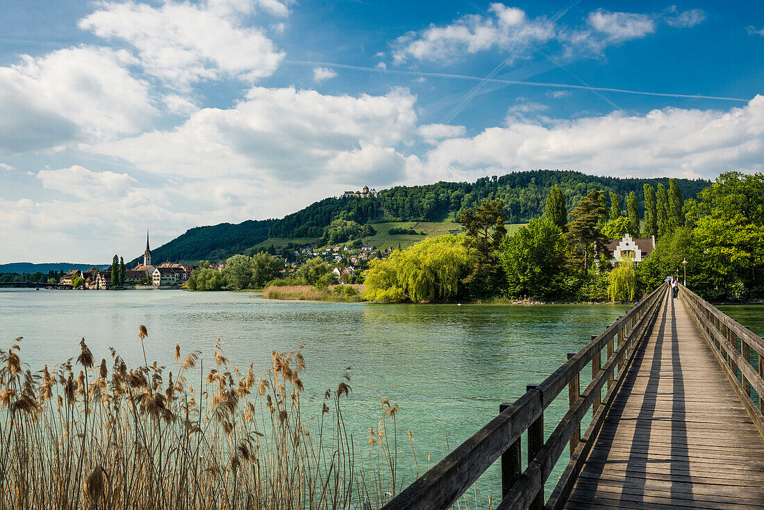 Holzbrücke über den Rhein zur Klosterinsel Werd, Stein am Rhein, Bodensee, Kanton Schaffhausen, Schweiz