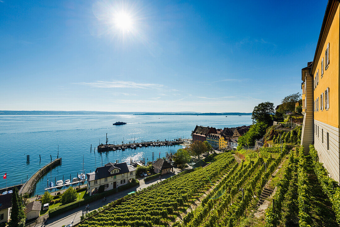 Ausblick auf die Unterstadt mit Hafen und Bodensee, Meersburg, Baden-Württemberg, Deutschland