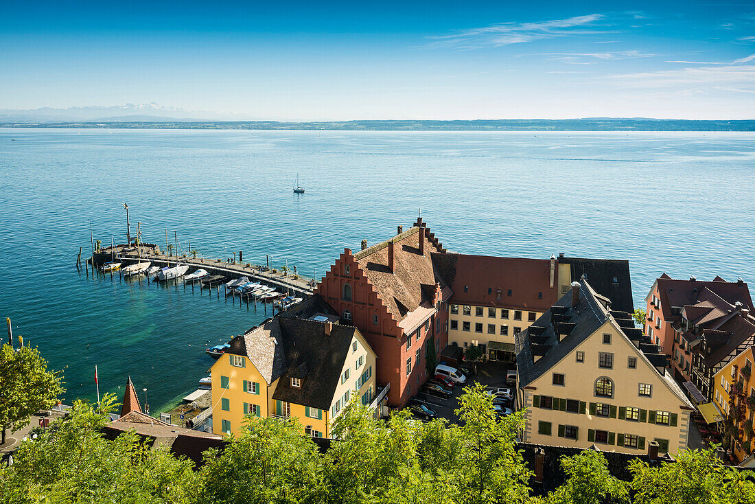 Ausblick auf die Unterstadt mit Hafen und Bodensee, Meersburg, Baden-Württemberg, Deutschland