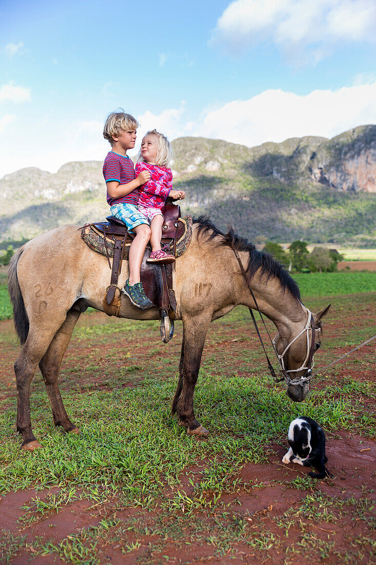 Kleine Kinder auf Pferd, Ausritt, Ausflug auf Pferden, Pferd, Mogotes und Tabakfelder in Vinales, Zigarren, Klettergebiet,  Einsamkeit, Naturverbundenheit, Landschaft, Natur, Familienreise nach Kuba, Auszeit, Elternzeit, Urlaub, Abenteuer, Parque National