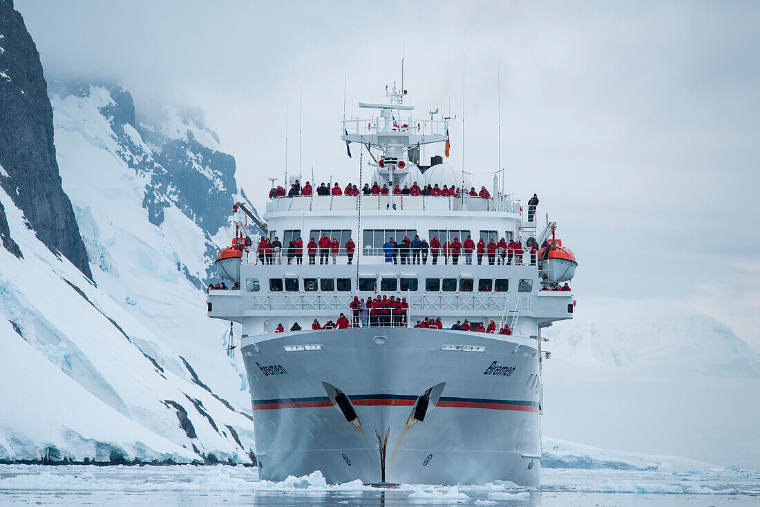 Expeditions-Kreuzfahrtschiff MS Bremen (Hapag-Lloyd Cruises) kreuzt im Lemaire-Kanal, nahe Grahamland, Antarktische Halbinsel, Antarktis