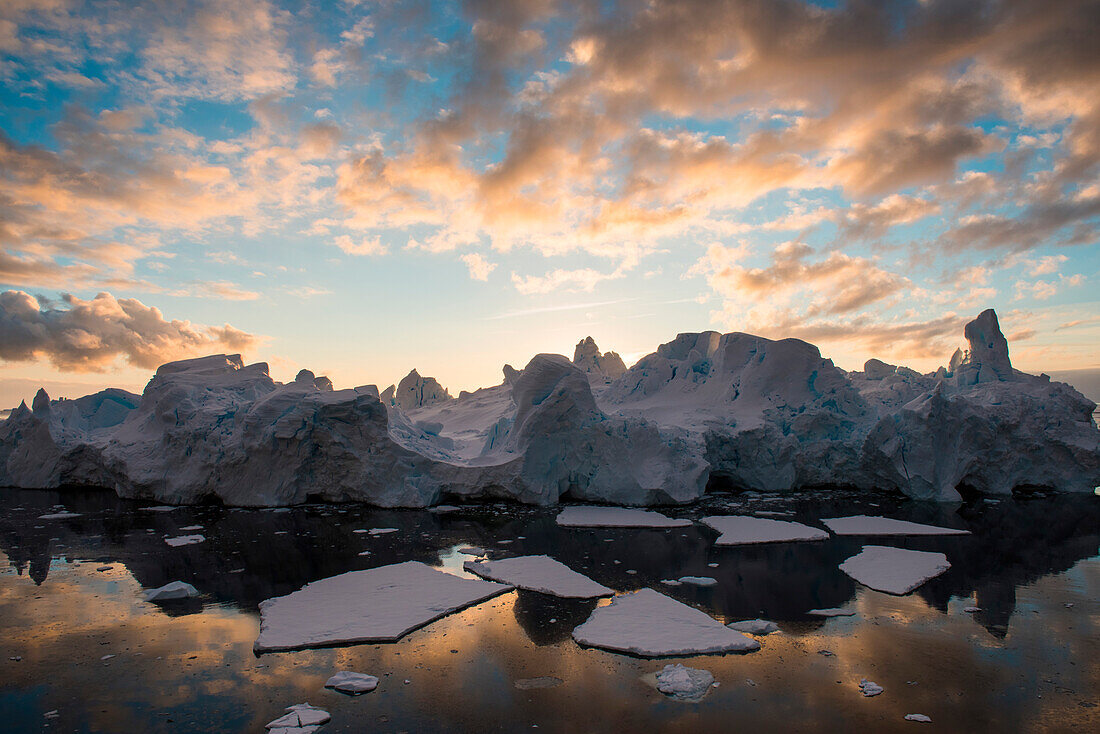 Späte Abendsonne fällt auf Meereseis und Eisberge, Marguerite Bay, nahe Rothera Station (GB), Adelaide Island, Antarktische Halbinsel, Antarktis