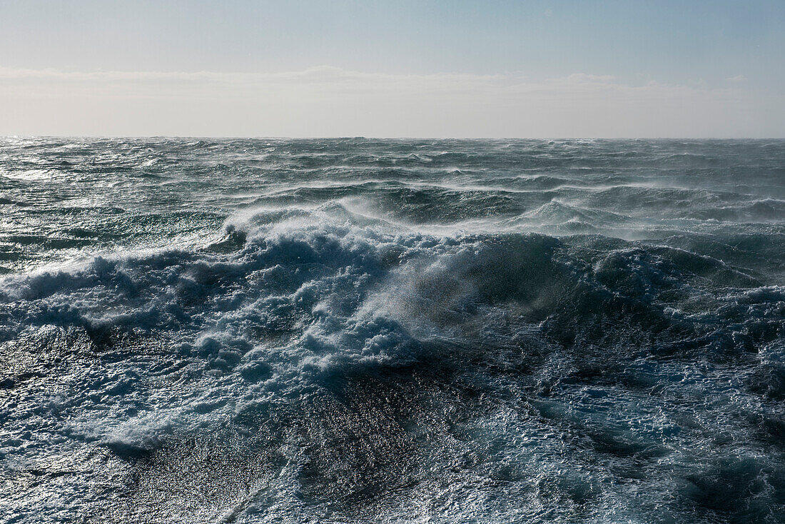 Raue See und starke Winde wüten im Rossmeer, Antarktis