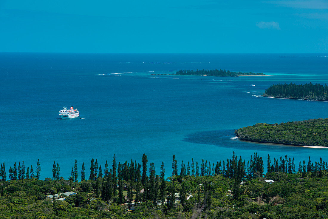 Expeditions-Kreuzfahrtschiff MS Bremen (Hapag-Lloyd Cruises) liegt auf Reede in tiefblauem Wasser, Ile des Pins, Neukaledonien, Südpazifik