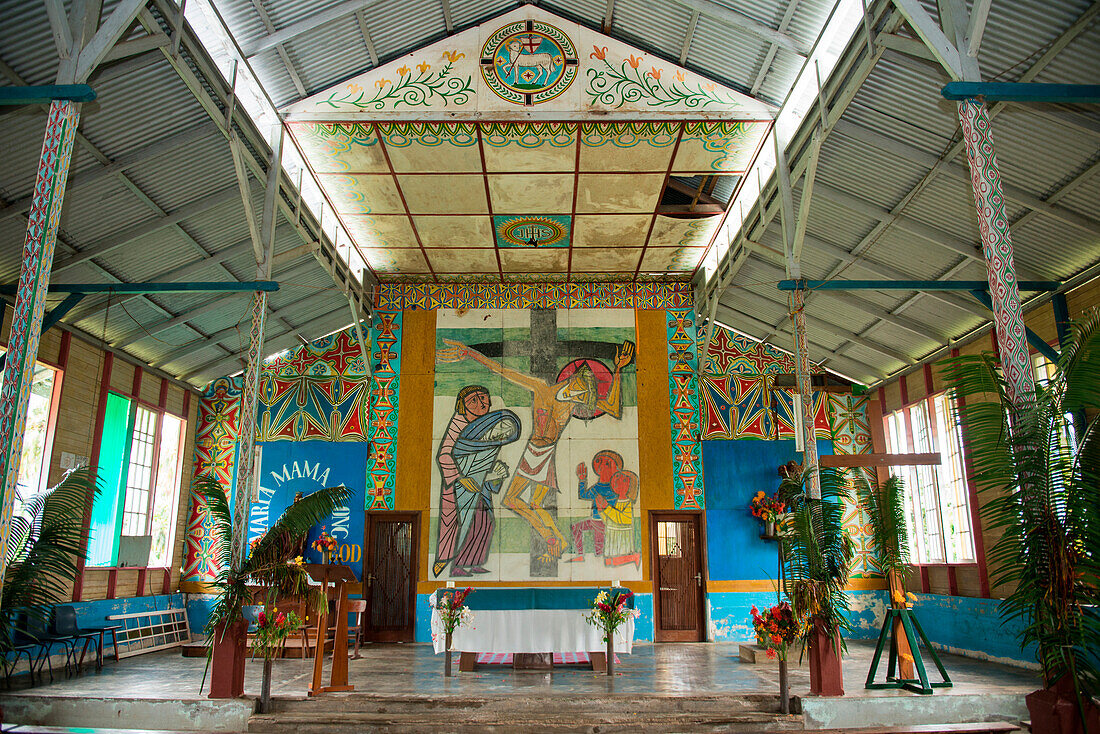 Innenansicht einer Kirche mit Blumen und ungewöhnlichen Gemälden, Garove Island, Vitu-Inseln, West New Britain, Papua-Neuguinea, Südpazifik
