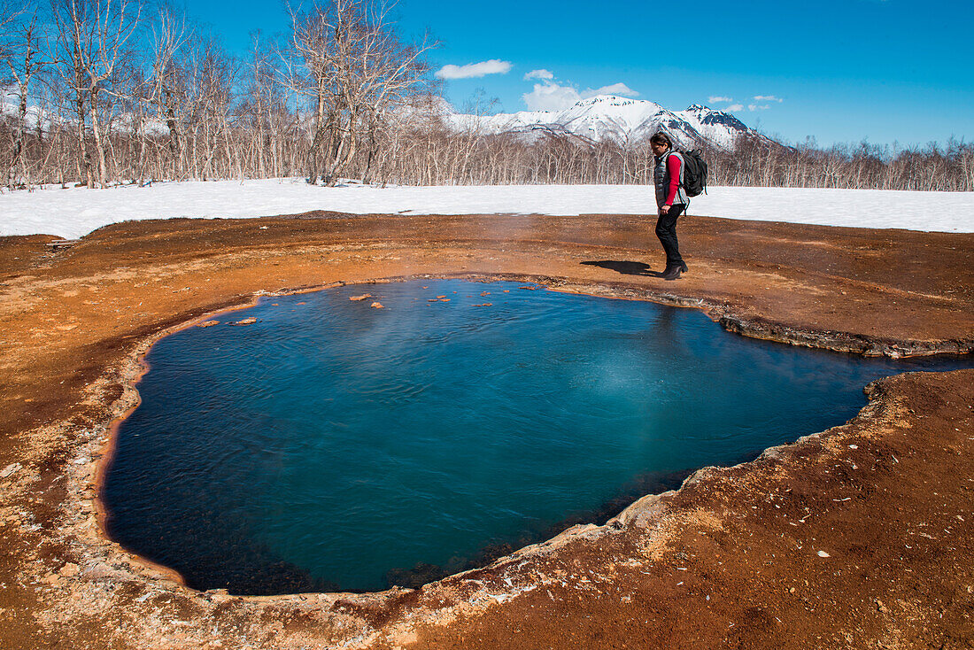 Ein Reiseführer läuft um eine der heißen Quellen im Nationalpark Nalychevo, Petropawlowsk-Kamchatsky, Kamtschatka, Russland, Asien