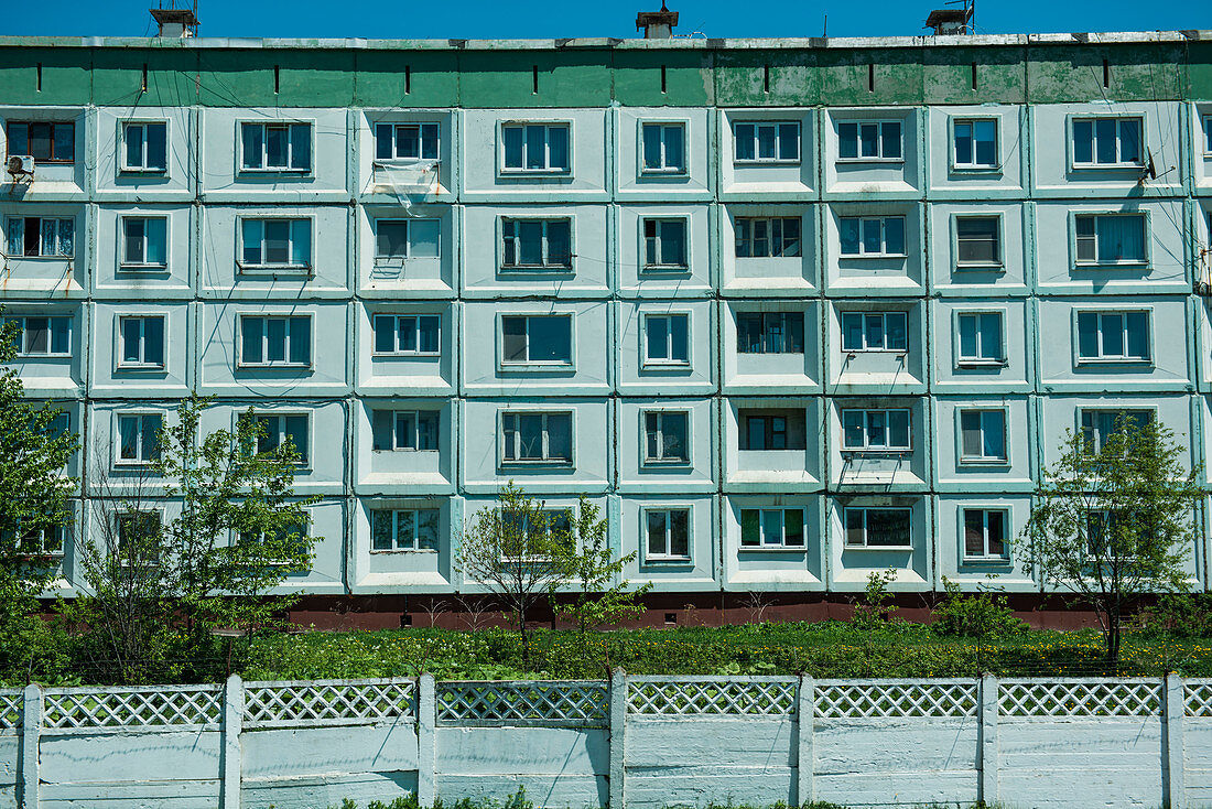 Ein typisch russischer Appartementblock, Kosakov, Sachalin-Insel, Russland, Asien